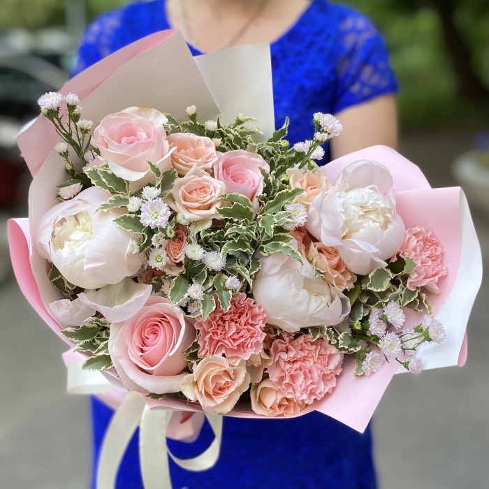 Букет Прекрасное мгновение с пионами и розами