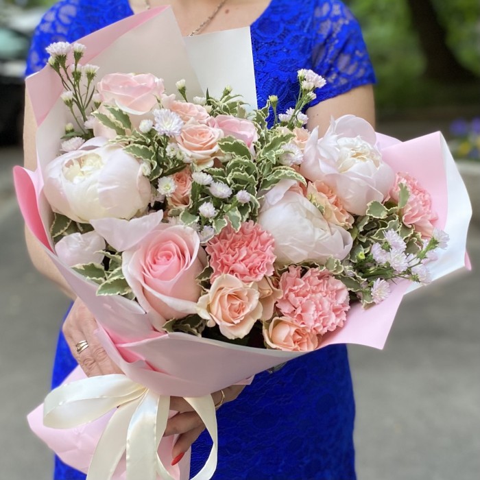 Букет Прекрасное мгновение с пионами и розами