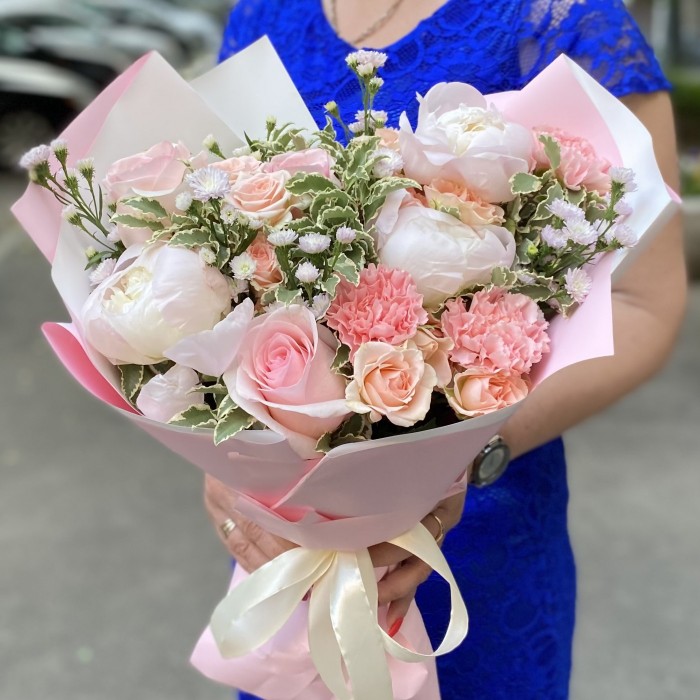 Букет Прекрасное мгновение с пионами и розами