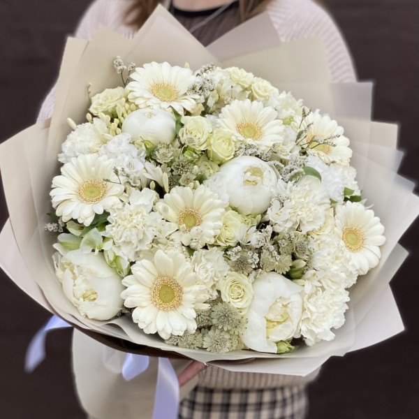 Букет с белыми герберами и пионами
