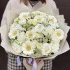 Букет с белыми герберами и пионами