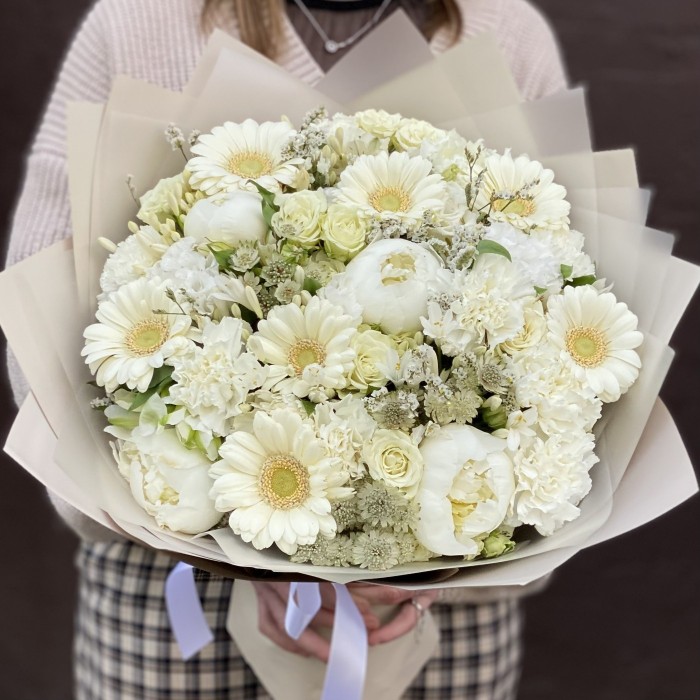 Букет с белыми герберами и пионами