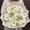 Букет с белыми герберами и пионами