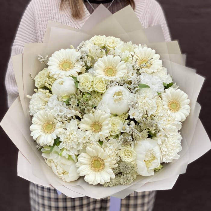 Букет с белыми герберами и пионами