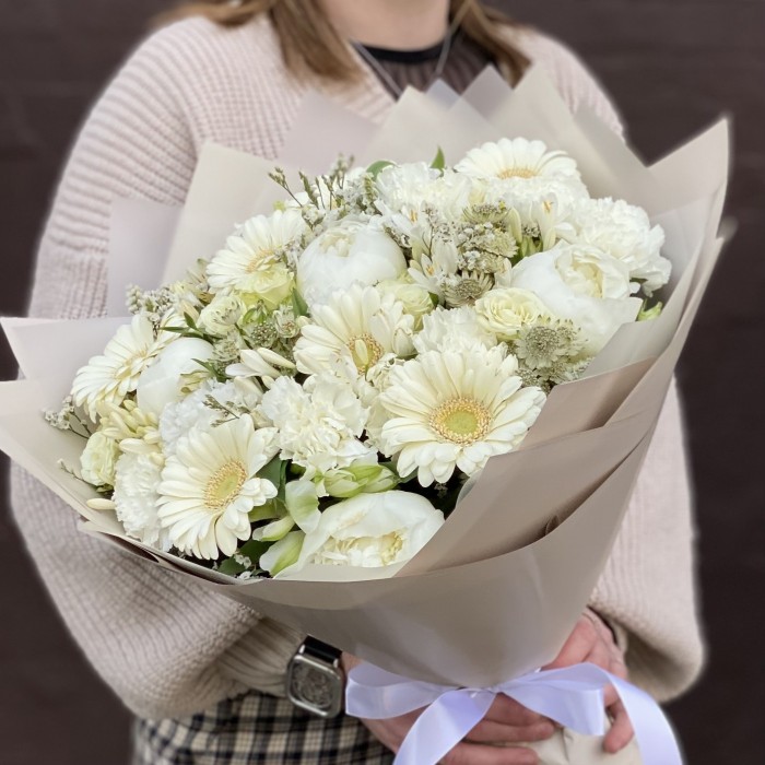 Букет с белыми герберами и пионами