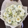 Букет с белыми герберами и пионами