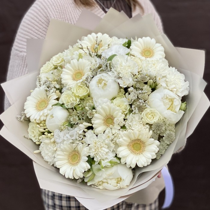 Букет с белыми герберами и пионами