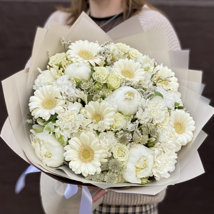 Букет с белыми герберами и пионами