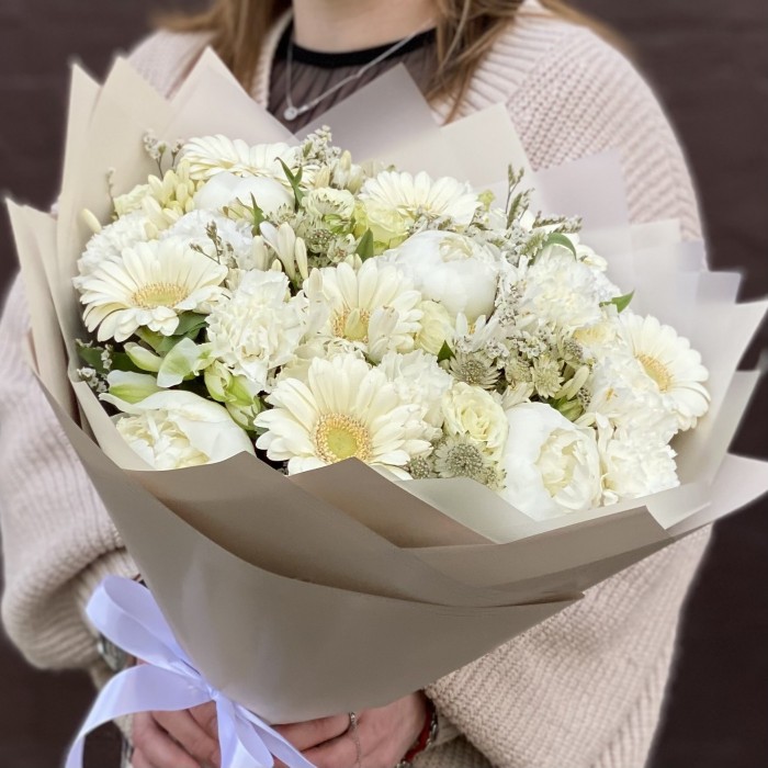 Букет с белыми герберами и пионами