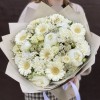 Букет с белыми герберами и пионами