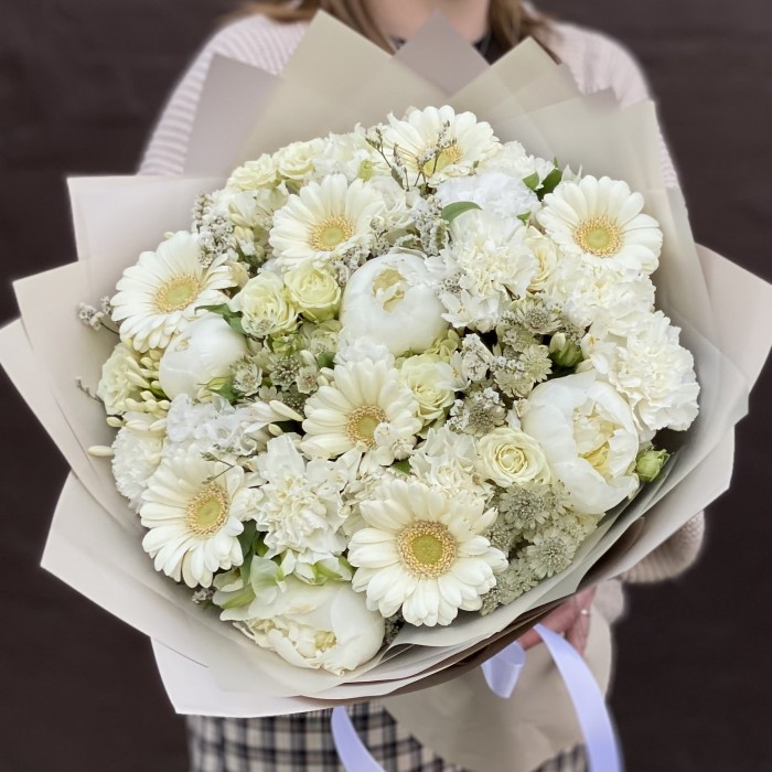 Букет с белыми герберами и пионами
