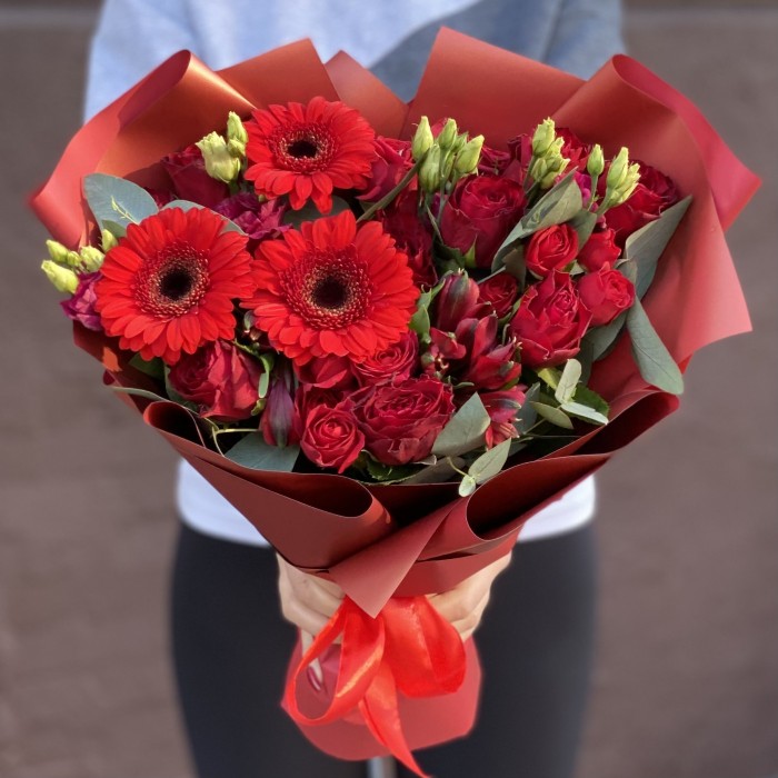 Букет с красными герберами и розами