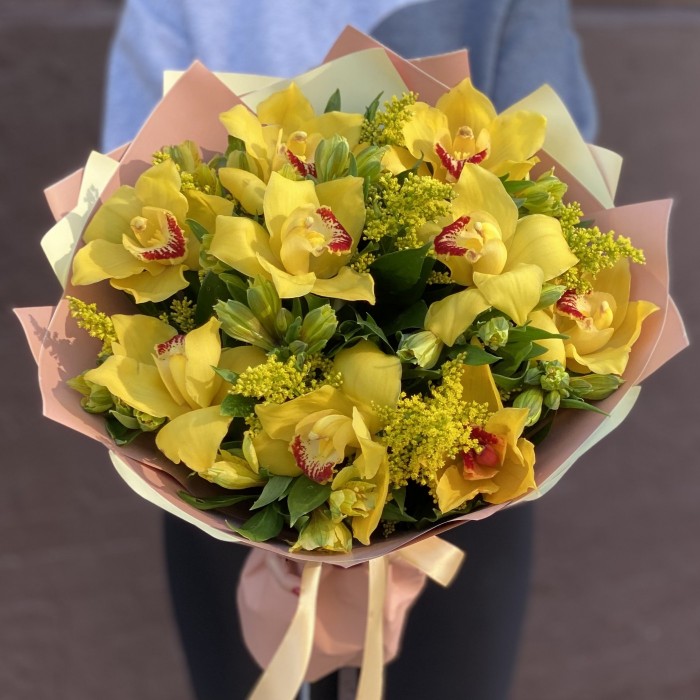 Букет с орхидеей цимбидиум и альстромерией