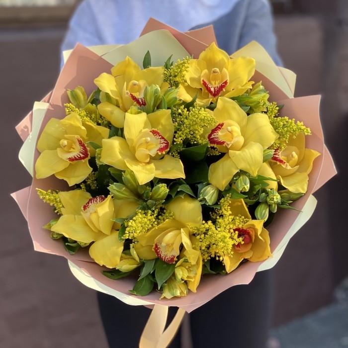 Букет с орхидеей цимбидиум и альстромерией