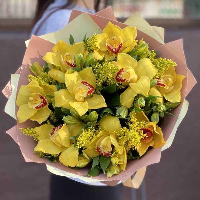 Букет с орхидеей цимбидиум и альстромерией