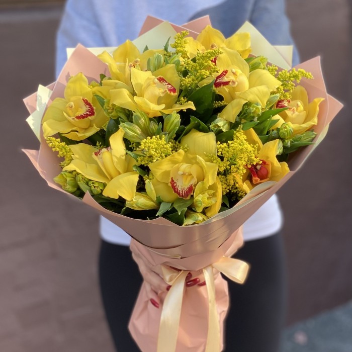 Букет с орхидеей цимбидиум и альстромерией