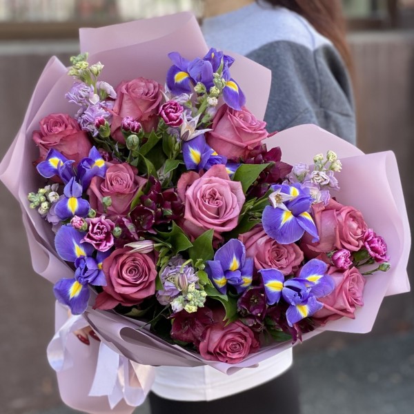 Букет с розой сорта Дионсис и синими ирисами