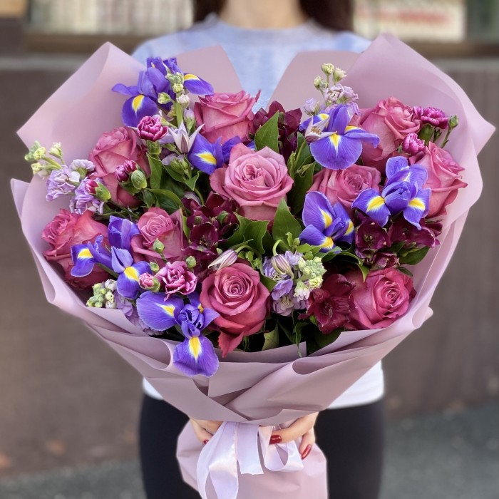 Букет с розой сорта Дионсис и синими ирисами