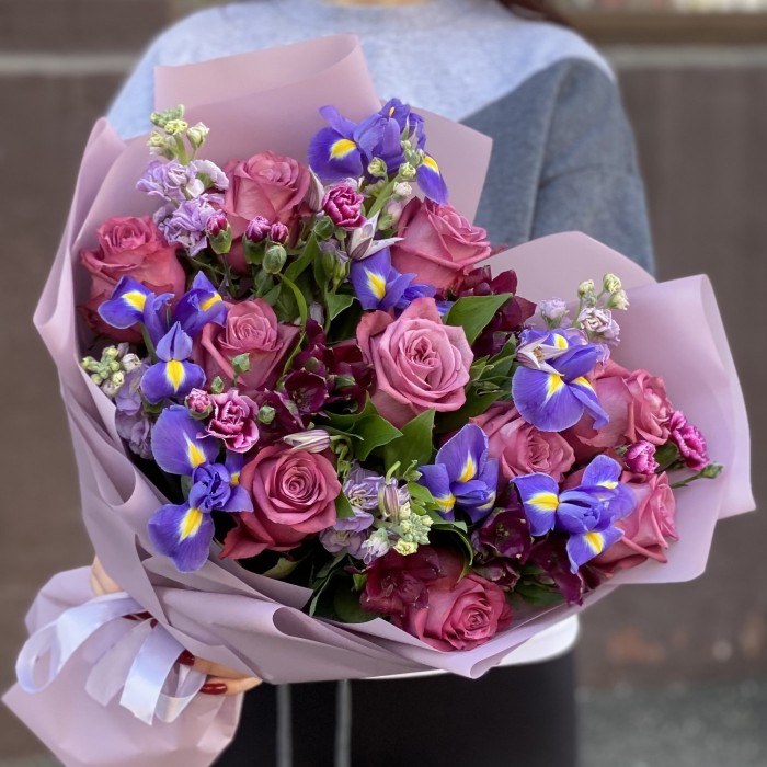 Букет с розой сорта Дионсис и синими ирисами