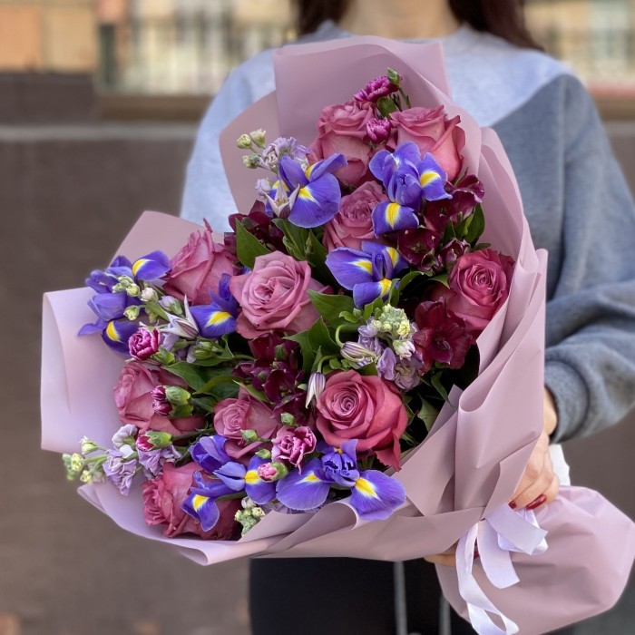 Букет с розой сорта Дионсис и синими ирисами
