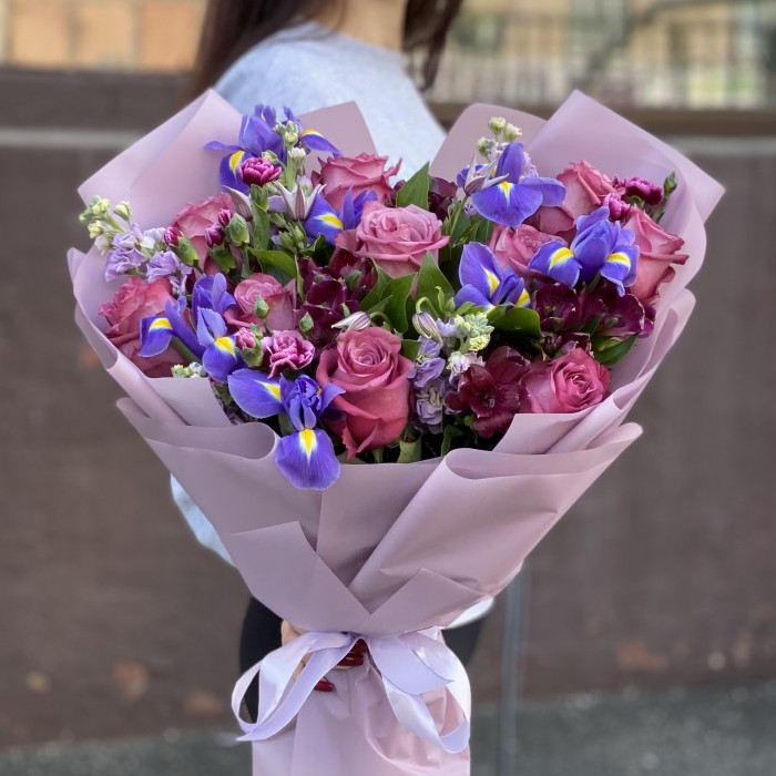 Букет с розой сорта Дионсис и синими ирисами