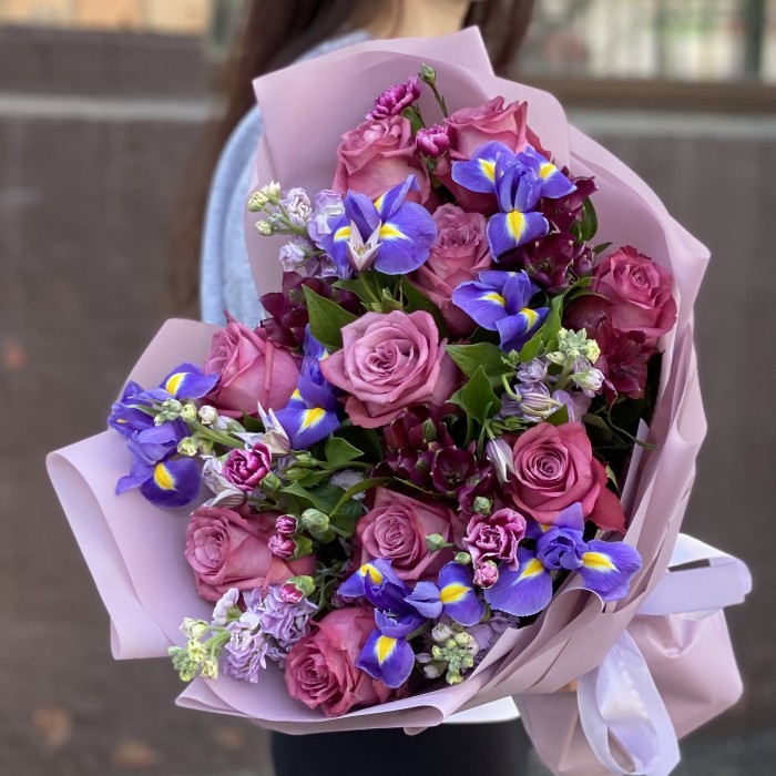 Букет с розой сорта Дионсис и синими ирисами