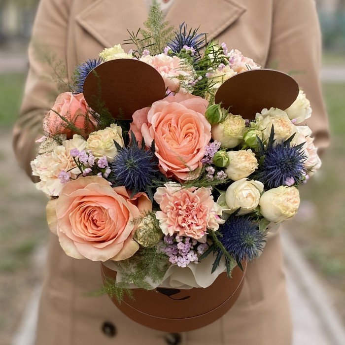 Цветы в коробке Мишенька с розой и диантусом