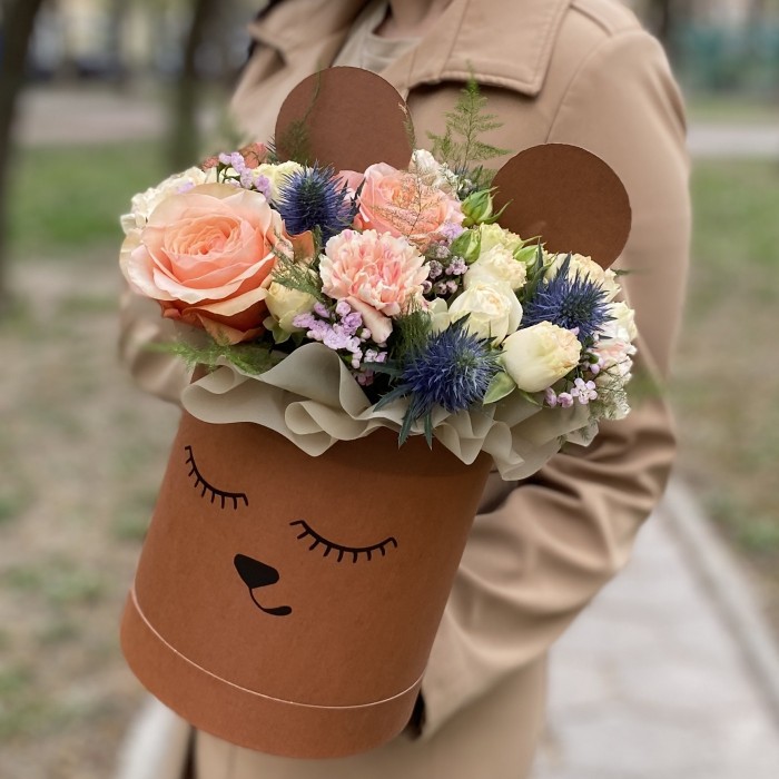 Цветы в коробке Мишенька с розой и диантусом