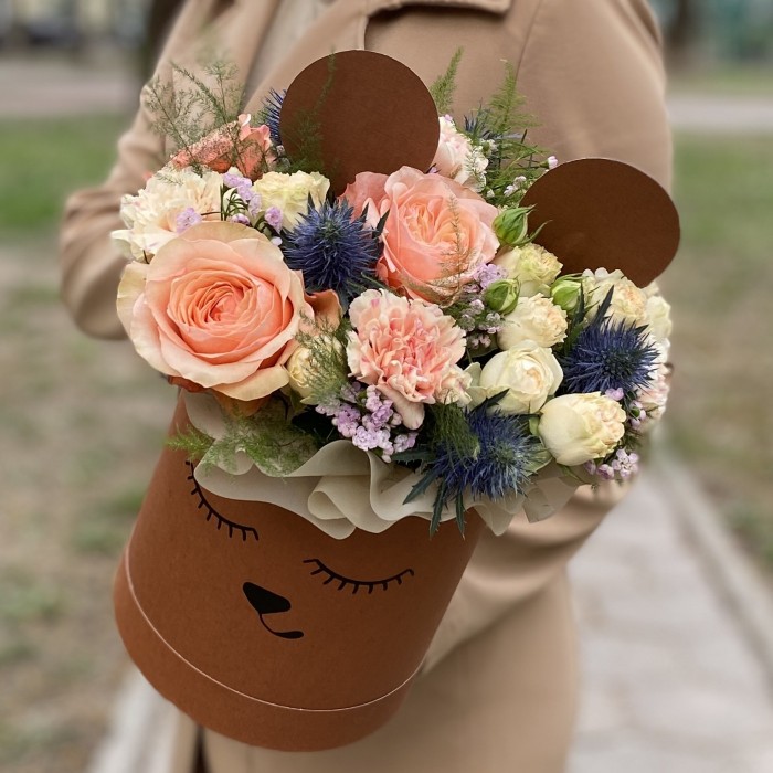 Цветы в коробке Мишенька с розой и диантусом