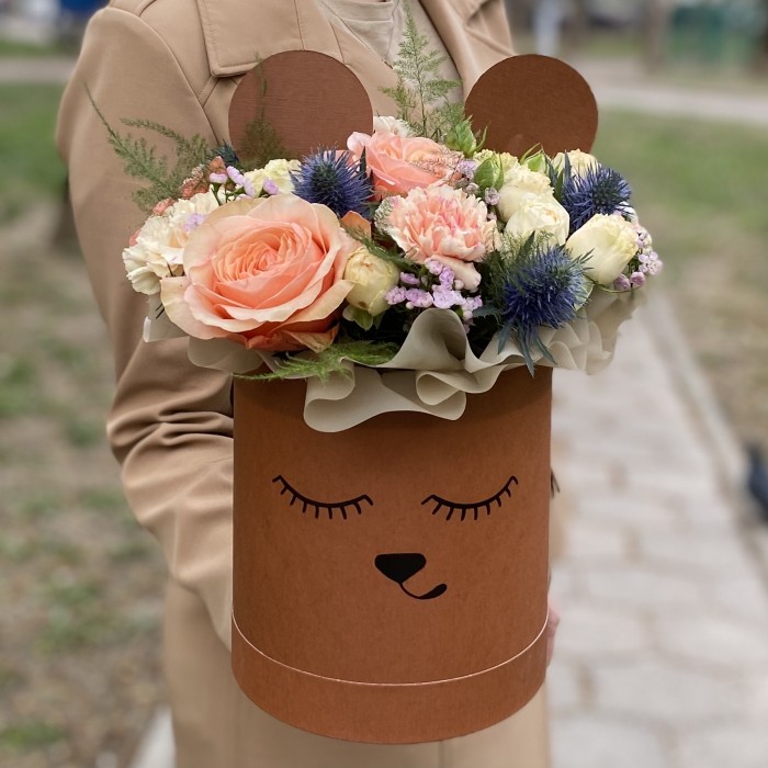 Цветы в коробке Мишенька с розой и диантусом