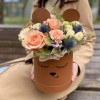 Цветы в коробке Мишенька с розой и диантусом