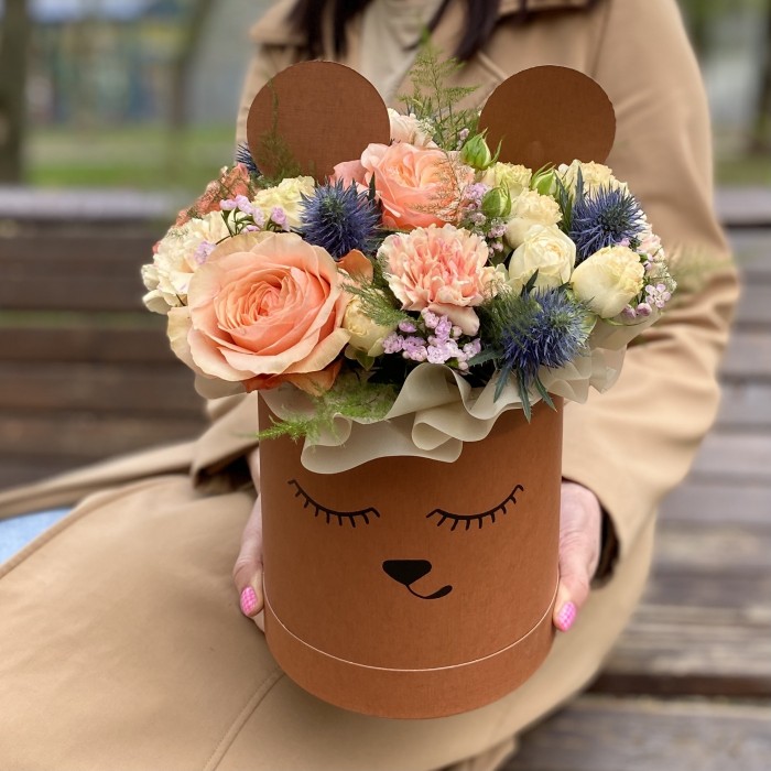 Цветы в коробке Мишенька с розой и диантусом