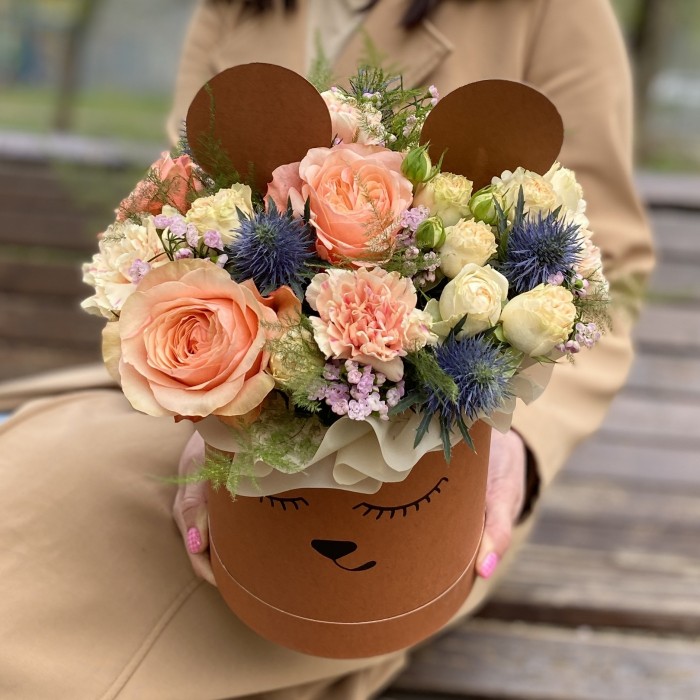 Цветы в коробке Мишенька с розой и диантусом