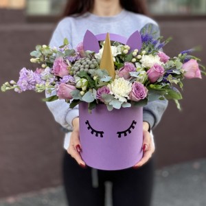 Коробка Единорог с розами и маттиолой