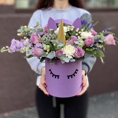 Коробка Единорог с розами и маттиолой