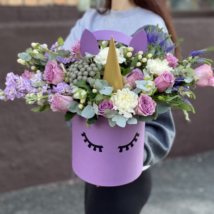 Коробка Единорог с розами и маттиолой