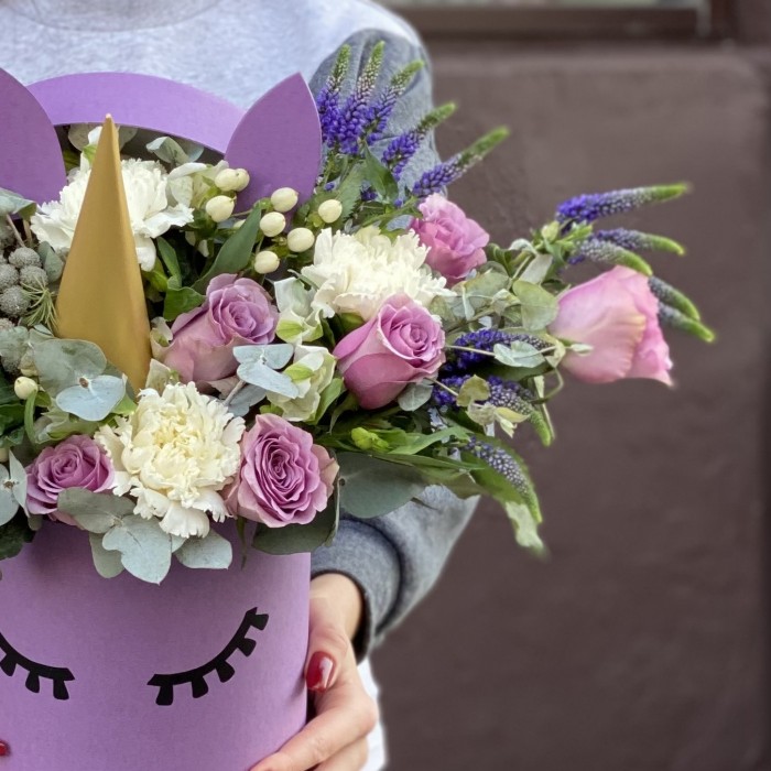 Коробка Единорог с розами и маттиолой