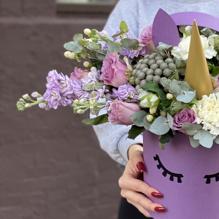 Коробка Единорог с розами и маттиолой