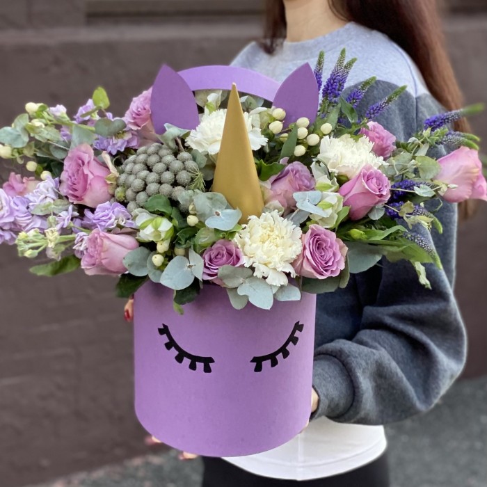 Коробка Единорог с розами и маттиолой