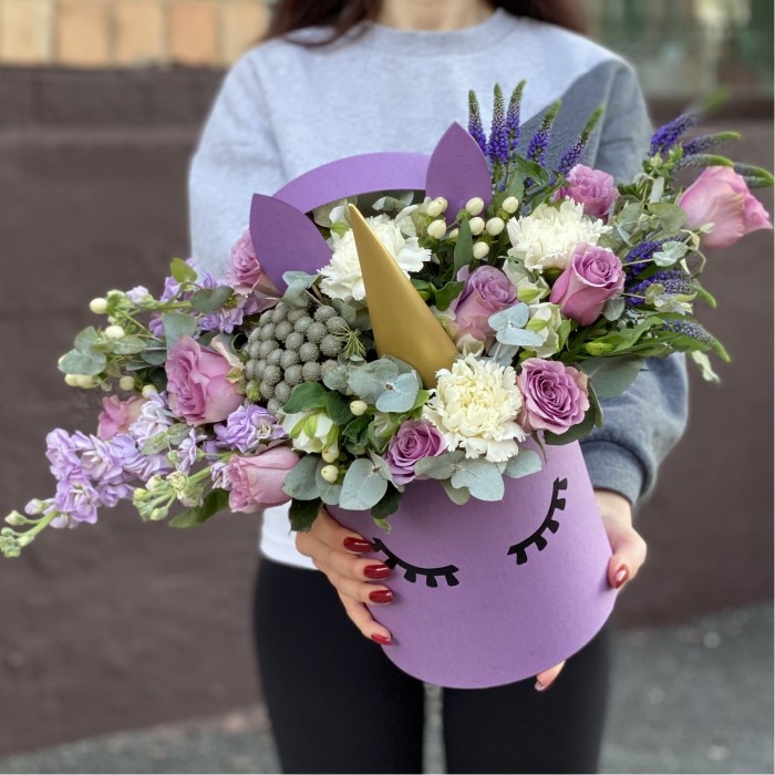 Коробка Единорог с розами и маттиолой