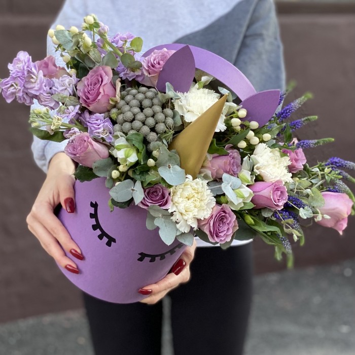 Коробка Единорог с розами и маттиолой