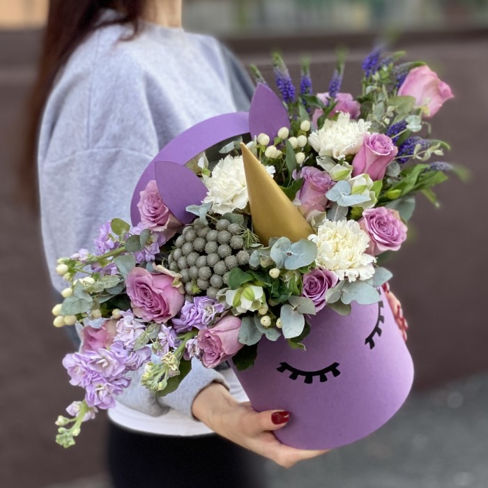 Коробка Единорог с розами и маттиолой