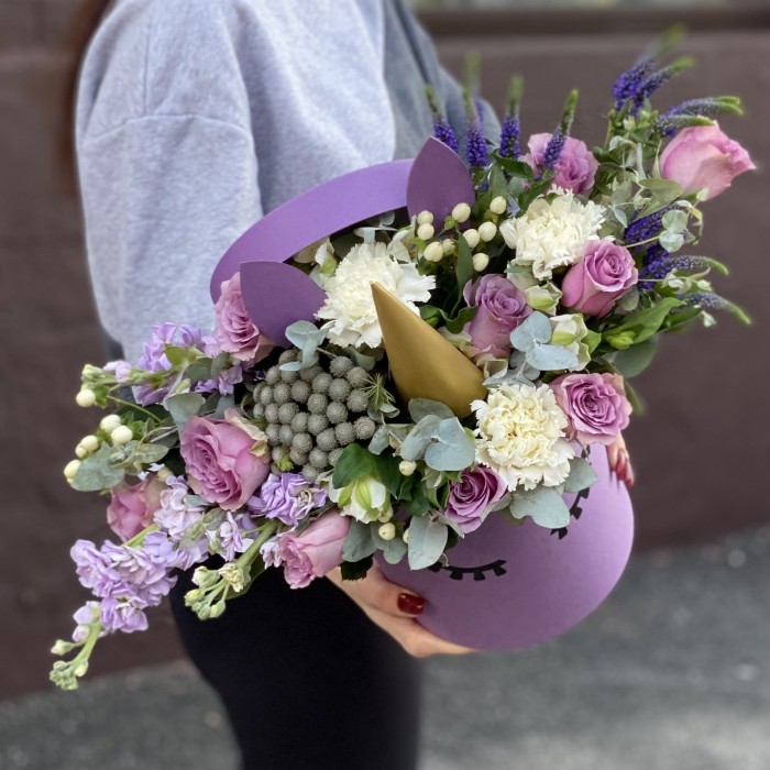 Коробка Единорог с розами и маттиолой