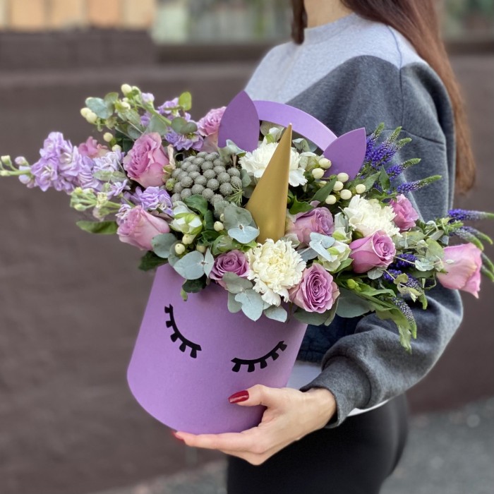 Коробка Единорог с розами и маттиолой