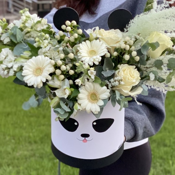 Цветы в коробке Панда с герберами и розами