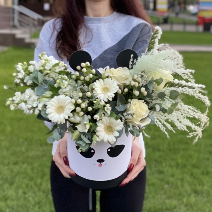 Цветы в коробке Панда с герберами и розами