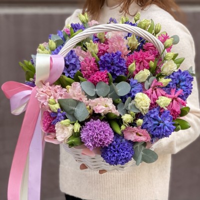 Корзина с гиацинтами и эустомой