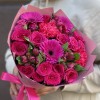Малиновый букет с герберами и розами