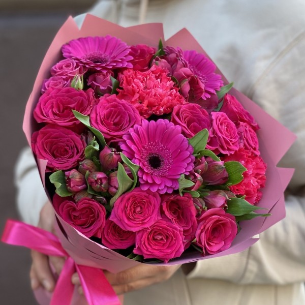 Малиновый букет с герберами и розами