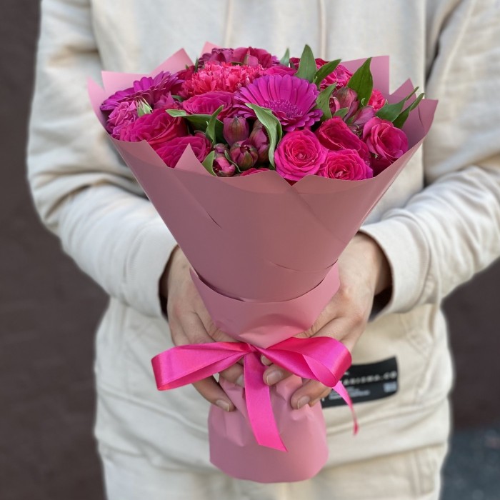 Малиновый букет с герберами и розами